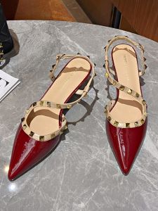 รองเท้าแตะส้นสูงสีแดงสไตล์เกาหลีสำหรับผู้หญิง ฤดูร้อนปี 2025 รองเท้าแตะหัวแหลมแบบมีตะเข็บ 5 ซม. หัวแหลมแบบมีตะเข็บ รองเท้าแตะแบบมีสายรัดข้างเดียว