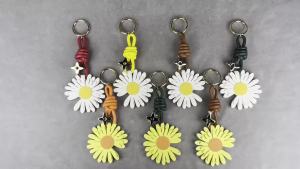 Móc Khóa Hoa Cúc Bằng Da PU Hai Màu Cổ Điển Với Hạt Cỏ Bốn Lá Vòng Kim Loại 3.2cm Dùng Trang Trí Túi Xách Ba Lô
