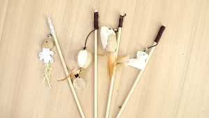 ของเล่นแมว ไม้ตกแมว ขอเล่นแมว ของเล่นเเมว มีกระดิ่งและฟู่สาย ไว้ล่อแมว คลาดเครียดคลายเหงา แข็งแรงและทนทาน ไม่หักง่าย