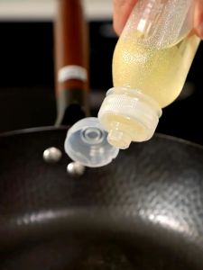Oil Bottle Kitchen Condiment Squeeze Bottle Leak Proof Oil Spray Bottles Vinegar Soy Sauce BBQ