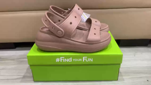 Giày sandal crocs chuẩn xịn chống hôi chân nhựa tế bào êm mềm dẻo bền đi mưa lội nước đi biển Crocs band crush sandal trơn cho nữ màu nâu