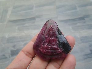 PY Beauty พระพุทธแกะสลักจากพลอยทับทิมดิบ ไม่ผ่านการเผาจากประเทศมาดากัสการ์ (Natural Unheated Ruby In Zoisite ) น้ำหนัก 198.15 กะรัตค่ะ สวยมากๆค่ะ