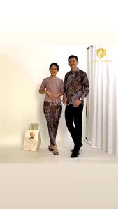 Seragaman Pesta Tunangan: Tips Memilih Kebaya Brukat Tangan Pendek & Setelan Kemeja Batik Lengan Panjang