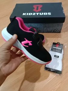 Sepatu Sekolah Anak Perempuan Laki Laki Cewek Cowok Warna Hitam Murah Tali Perekat Rekat Velcro Kecil Tanggung Umur 6-10 Tahun PAUD TK SD SMP-KIDZTUBS1512040924