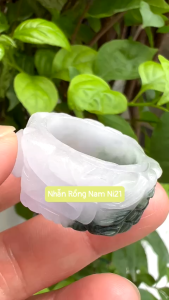Nhẫn Rồng Nam Ni 21mm Cao 13mm Dầy 5mm Đá Cẩm Thạch màu màu trắng tươi xanh đậm phía dưới đẹp có 450k ạ