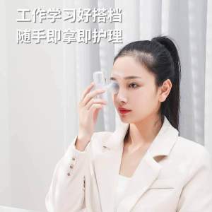 喷雾润眼仪  Eye Spray这款#喷雾润眼仪，可以滋润你干燥的双眼👀 可达到深度清洁、水润滋养、长期护养😍 ✨简易使用、小巧精致、方便携带 ✨一键开关按钮✨USB充电✨