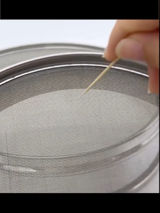 ESH ตะแกรง กระชอน สแตนเลส 304 แบบ ร่อนแป้ง ทรงวงกลม เส้นผ่าศูนย์กลาง 20ซม. ที่ร่อนแป้งมือบีบ อุปกรณ์เบเกอรี่