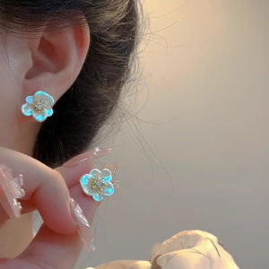 Romantic Sweet French White Flower Womens Earrings Fashionable Elegant Small Design High-End Feelings Versatile Ear Jewelry