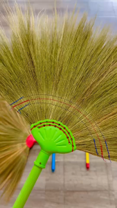 ไม้กวาด ไม้กวาดดอกหญ้า ด้ามพลาสติก แบบหนา เย็บ 5 ชั้น สินค้าโอทอปเวียงป่าเป้า จังหวัเชียงราย (1ด้าม)