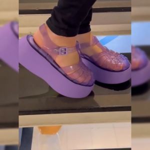 QZshop พร้อมส่งมาก รองเท้าแตะยางแฟชั่นมาใหม่ล่าสุดของทางร้าน ดีเทลรัดส้น หัวเป็นสายคาดปิดมิดชิด สายส่วนครบคู่นี้สวยงาม สาวๆ ครบทุกมุม จัดกับโลฟูที่มีดันเดิม