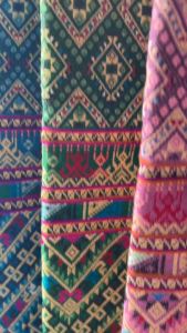 ชุดผ้าไหมซิ่นตีนจกพื้นเมือง สีเหลือ ผ้าไหมเมืองเหนือ ล่าง จุดปรากฏหน้า ผ้าซิ่นลาว