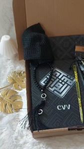 Alfareza - Hampers 9in1 Quran Custom Series Hitam Peci Sarung Sajadah Tasbih Kado Pria Muslim Souvenir Haji Umroh