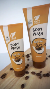 Body Wash Coffee SR12 membantu membersihkan kulit dari kotoran debu minyak serta keringat yang berada di seluruh badan membantu melembabkan kulit sehingga kulit menjadi lebih bersih segar lembab halus dan lembut.