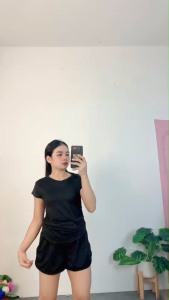 ชุดเซ็ตแฟชั่น เสื้อแขนสั้น + กางเกงขาสั้นสีดำ เหมาะสำหรับลุคสบายๆ