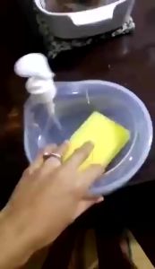 Bình Đựng Xà Phòng Dạng Nhấn Tay Kèm Mút Rửa Chén Tiện Dụng Cho Nhà Bếp