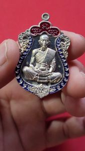 หลวงพ่อคูณ วัดบ้านไร่ รุ่น“มนต์มหากาฬ” เลข 1795 เนื้ออัลปก้าลงยา 2 สี สร้างเพียง 2999 องค์ ปี 2557 พระเครื่อง แท้ บูชา ยอดนิยม Amulet