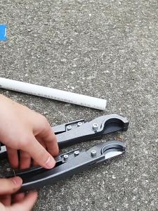 กรรไกรตัดท่อ PVC คีมตัดท่อ ท่อประปา ท่อPE ยาง สายแก๊ส สายลม ขนาด ตัดได้ 32mm Pipe cutter