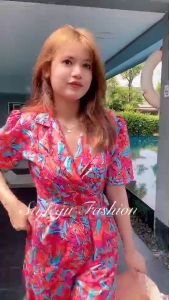 ชูดจับสูท ขายาว 2 ข้าง พิมลายกราฟฟิกดอกไม้ มีกระเป๋าล้วง มาพร้อมสายเข็มขัดรัดเอวพร้อมส่ง ชุดไทย สีผ้า สีหนึ่ง