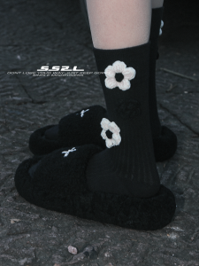 Handmade Floral Pattern Mid-Calf Socks Womens Fashion Sweet Style Cotton Home Wear Winter Thickened Regular Length One Pair