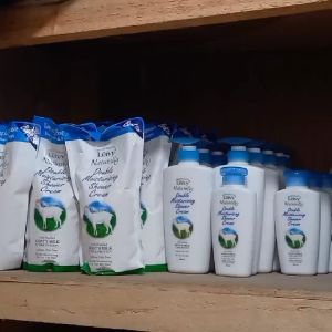 Leivy Shower Cream - Sabun Susu Kambing - Double Moisturizing dengan Vitamin A, B & E - Mengencangkan Kulit - Melembabkan dan Mencerahkan Kulit - 900ml