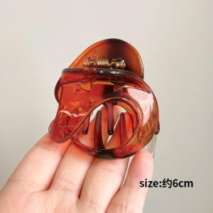 คลิปหนีบผมอะคริลิกทรงฉลามแบบไม่สมมาตรสำหรับผู้หญิง คลิปหนีบผมสไตล์เรียบง่ายสำหรับฤดูร้อน 2024 ใหม่ล่าสุด คลิปหนีบผมแบบใหม่สำหรับหน้าท้อง