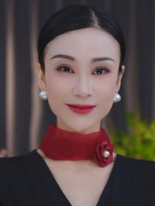 ผ้าพันคอไหมทรงบางสำหรับผู้หญิงในฤดูร้อนปี 2025 ดีไซน์ใหม่พร้อมกระดุมแม่เหล็กป้องกันคอและดอกไม้ เข้าชุดได้หลากหลาย ผ้าตาข่ายปิดรอยยับ