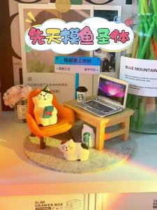 Cute Worker Cat Desk Decor