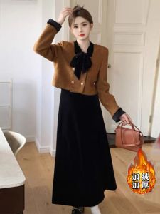 ชุดกระโปรงสั้นสองชิ้นบุขนแกะหนาสไตล์สตรีทแฟชั่นฤดูใบไม้ร่วงปี 2024 แขนยาวคอโปโลปิดด้วยกระดุมจากจีน