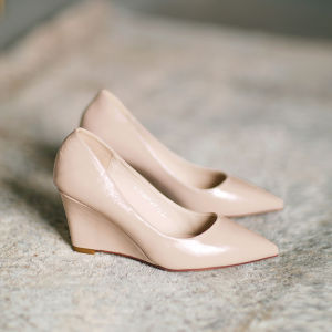 รองเท้าส้นเตี้ยหนังแท้สีเบจ ทรงหัวแหลม ส้นสูง รองเท้าแฟชั่นฤดูใบไม้ผลิและฤดูใบไม้ร่วง รองเท้าส้นแบนแบบสวมสำหรับผู้หญิง รองเท้าหนังสีน้ำตาล