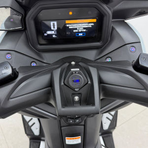 For YAMAHA XMAX300 2017-2026 USB charging port holder mobile navigation holder XMAX V3 V2 V1 XMAX 125 250 400 USB charging holder dc