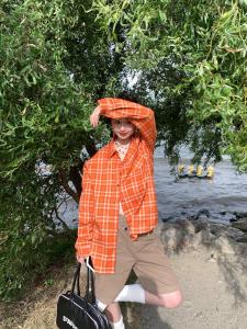 เสื้อเชิ้ตแขนยาวลายสก็อตสไตล์วินเทจสำหรับผู้หญิงในช่วงฤดูร้อนปี 2024 ทรงหลวม สไตล์เกาหลี ปกป้องแสงแดด ผ้าฝ้ายผสมโพลีเอสเตอร์