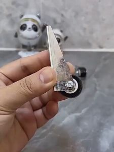 1ชิ้น ประตูบานเลื่อนด้านล่าง ลูกล้อยกประตู ป้องกันการตก อลูมิเนียม ล้อประตูยืดพร้อมก้าน TOOLIX