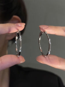 Exaggerated round Hoop Earrings Womens Fashionable Retro Elegant Personality Jewelry Lightweight Luxury Ear Cuffs