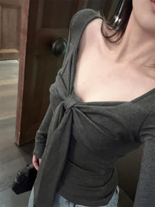 เสื้อยืดคอกว้างแขนยาวทรงเข้ารูปสำหรับผู้หญิง ฤดูใบไม้ผลิและฤดูใบไม้ร่วง 2025 ใหม่ หวานและเผ็ดร้อน เสื้อชั้นในสำหรับผู้หญิง