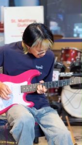 กีต้าร์ไฟฟ้า Siam music ST-001 คอดำ ปิ๊กอัพ SSS ทรง Stratocaster สำหรับมือใหม่ พร้อมสายแจ็ค ปิ๊ก2  คันโยก ประแจ ใบคอร์ด
