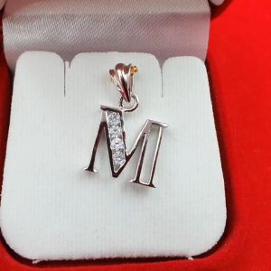 จี้โรเดียมฝังพลอย ตัวอักษร M ขนาด 1.5x1.3 cm ใส่ในชีวิตประจำวัน ไม่ลอกไม่ดำ ใส่อาบน้ำได้ ใส่ได้ทุกโอกาส  รูปถ่ายจากสินค้าจริง