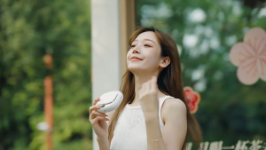 Wayismell Portable Neck Fan with Digital Display – 4 Speeds + Natural Wind Mode 1800mAh Battery Hanging & Desktop Use
