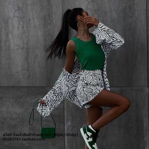 ชุดเสื้อเชิ้ตและกางเกงขาสั้นลายทางสีดำขาวหลวมๆ แฟชั่นฤดูใบไม้ร่วง 2022 ชุดทำงานผู้หญิง