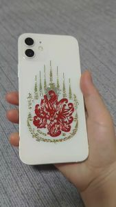 สติ๊กเกอร์ติดมือถือ ขั้นตอนการปั้มร้อนสีสันสดใส สติ๊กเกอร์นำโชค สติ๊กเกอร์มั่งคั่ง มีหลากหลายแบบให้เลือก ติดหลังมือถือ คอมพิวเตอร์ หน้ารถ หรือท้ายรถ สติ๊กเกอร์กันน้ำ