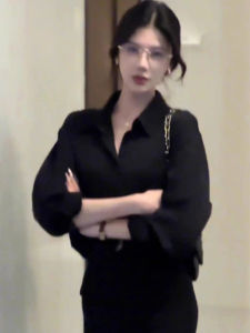 เสื้อเชิ้ตลายทางสีดำสไตล์เกาหลีสำหรับผู้หญิงในฤดูใบไม้ผลิและฤดูใบไม้ร่วง เสื้อเชิ้ตแขนยาวทรงหลวมสบายๆ สำหรับใส่ไปทำงาน