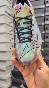 รองเท้าฟุตบอลมิชุโนะ อัลฟ่า สตั๊ดฟุตบอลผสม รุ่นใหม่