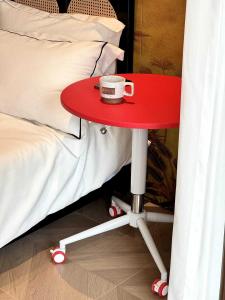 MOMO HOME โต๊ะเครื่องแป้งแบบหมุนได้ โต๊ะกาแฟสำหรับพักผ่อนในบ้าน ขนาดเล็ก แบบย้ายได้ โต๊ะอาหารกลางแจ้ง วัสดุ MDF สีขาว