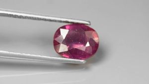 2.90 ct พลอยแดง (Heated Lead Glass Ruby) เผาใหม่ ทรงไข่ สีแดง ชมพู