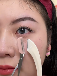Eyebrow Scissors With Comb Stainless Steel Eyebrow Trimmer Blade Razor Beauty Make-Up Tools Gunting Kening 眉毛剪刀