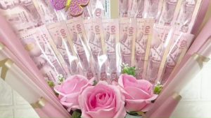 ช่อแบงก์ ช่อวาเลนไทน์ ช่อปัจฉิม ช่อปริญญา ช่อวันเกิด ขนาดพอเหมาะ ไม่เล็กไม่ใหญ่ขนาดM ประดับด้วยดอกไม้พลาสติก ใส่แบงก์ได้ 10-20 ใบ - ช่อวงพื้นที่ที่ 1