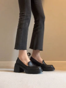 รองเท้าส้นสูงแบบสวมหัวโค้ง ส้นหนา สีดำ รองเท้า Mary Janes สำหรับผู้หญิง ทรงเรียบง่าย สไตล์ย้อนยุค รองเท้าแฟชั่นสำหรับใส่ไปทำงาน