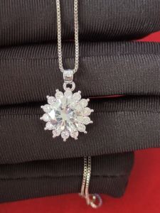 Diamcity Kalung Bunga Matahari Moissanite 3 Karat untuk Wanita