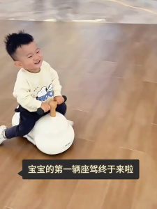 Xe chòi chân xe đồ chơi cho bé hiệu Babypods hình hạt đậu cốp xe lớn bánh xe điều hướng được