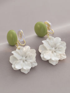 ต่างหูรูปดอกกุหลาบสีขาวแบบไม่ต้องเจาะ ดีไซน์เก๋ไก๋ เครื่องประดับแฟชั่น กล่องหอมสำหรับผู้หญิง อุปกรณ์เสริมสไตล์เกาหลี