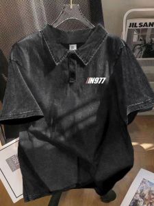 เสื้อยืดคอโปโลแขนสั้นสไตล์อเมริกันสำหรับผู้ชาย ทรงหลวมสบาย ๆ ในช่วงฤดูร้อน ผ้าฝ้ายแท้ระบายอากาศได้ดี ดีไซน์เรขาคณิต สวมใส่สบาย